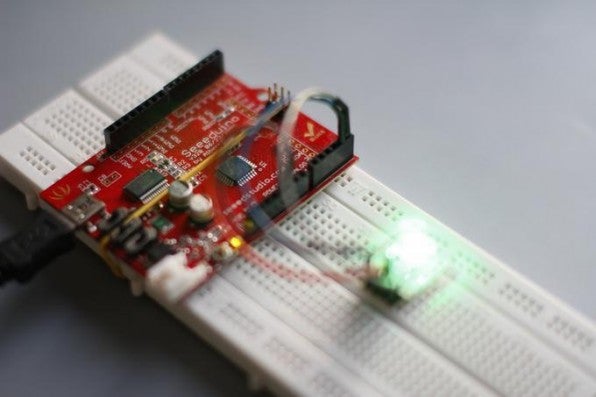 Das t3n Scanning Moodlight besteht aus einem Seeeduino, Breakboard, Brückenkabeln und einer programmierbaren BlinkM Leuchtdiode. Das t3n Scanning Moodlight besteht aus einem Seeeduino, Breakboard, Brückenkabeln und einer programmierbaren BlinkM Leuchtdiode.
