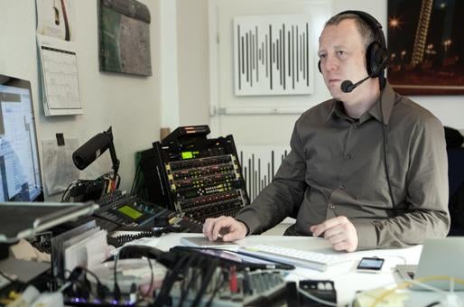 Tim Pritlove in seinem Podcast-Studio in Berlin. Hier entstehen unter anderem mobileMacs und „Not Safe For Work“.