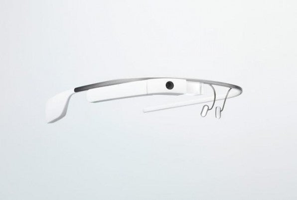 Google Glass ist ein winziger, tragbarer Rechner mit Recheneinheit, Lautsprecher, Mikrofon, Bluetooth- und WLAN-Antenne sowie GPS-Sensor. Google Glass ist ein winziger, tragbarer Rechner mit Recheneinheit, Lautsprecher, Mikrofon, Bluetooth- und WLAN-Antenne sowie GPS-Sensor.
