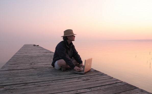 Was heißt heute eigentlich Arbeit? Die technologischen Möglichkeiten des Netzes ermöglichen es, von überall aus produktiv zu sein. Und das gelingt außerhalb des Büros oftmals viel besser – vor allem dann, wenn es um kreative Tätigkeiten geht.  (Foto: Gerhard Wanzenböck / Fotolia)