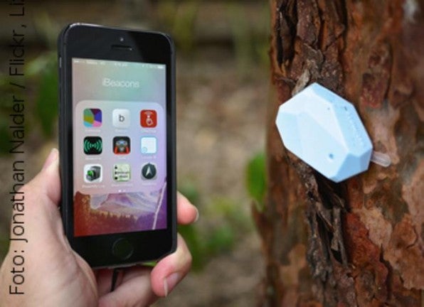 Bewegt sich der Nutzer einer iBeacon-App in die Nähe eines iBeacon, erkennt die iOS-App dies und gleicht im Online-Modus die Inhalte mit dem Server ab.