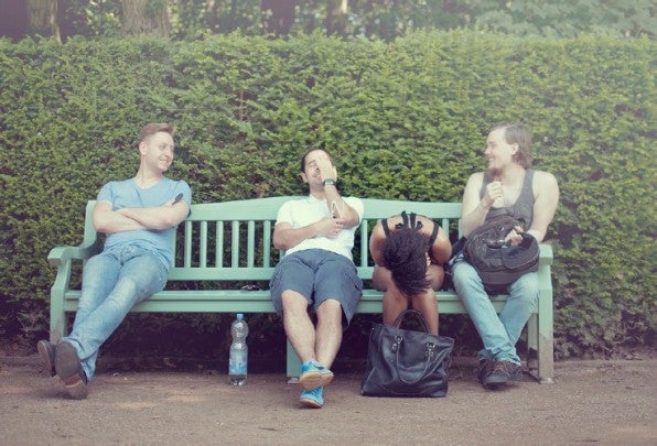 Mittagspause mit den Kollegen im Park? Das lädt die Akkus ganz anders wieder auf, als das Sandwich vor dem Computerbildschirm. (Foto: simonthon / Photocase)