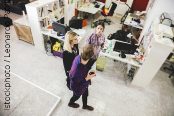 Auch der tägliche Flurfunk im Großraumbüro ist für den Teamgeist wichtig. Chats und regelmäßige gemeinsame Events haben einen ähnlichen Effekt. Auch der tägliche Flurfunk im Großraumbüro ist für den Teamgeist wichtig. Chats und regelmäßige gemeinsame Events haben einen ähnlichen Effekt.