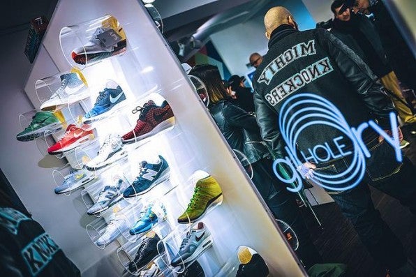 Der eigensinnige Shop-Name ist den Löchern geschuldet, in denen die Sneaker präsentiert werden. Der eigensinnige Shop-Name ist den Löchern geschuldet, in denen die Sneaker präsentiert werden.