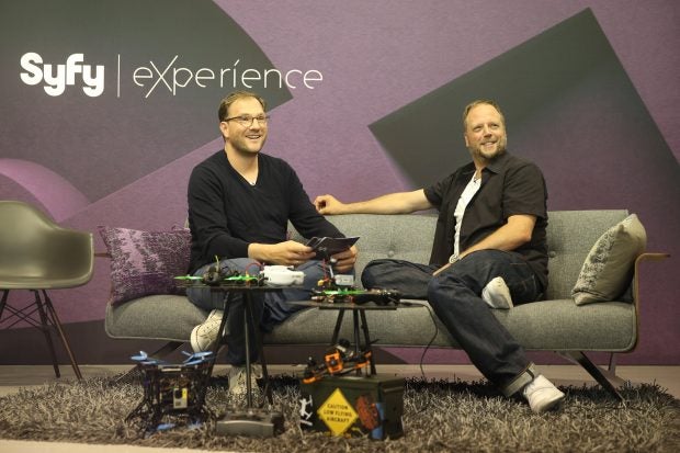 Beim Dreh der „Syfy Experience“ in Hamburg: Smudo ist gut drauf und ist sich für keinen Scherz zu schade. Die Sendung mit Smudo ist die vierte Episode der TVSendung und trägt den Titel „Drone Races“. (Foto: Jörn Pollex für Syfy)