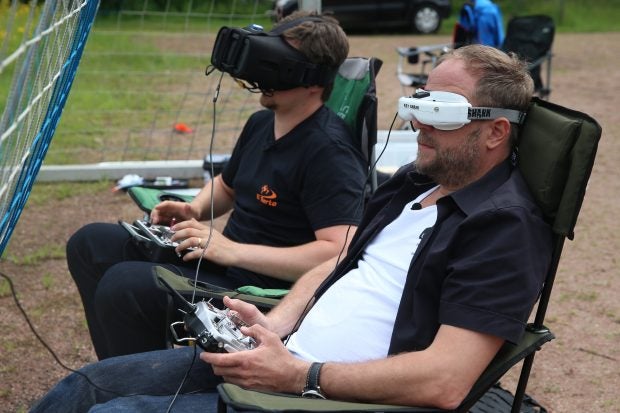 Drohnen-Lenker Smudo: Mit der Brille auf dem Kopf konnte er direkt den Flugweg der Drohne einsehen – „ganz erstaunlich“, so Smudo. (Foto: Jörn Pollex für Syfy)