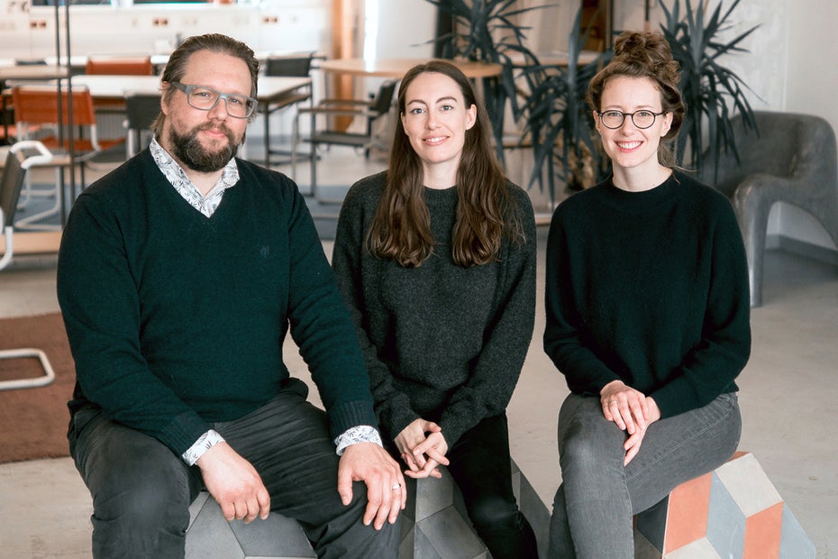 Talent kennt kein Alter, sind die Jobvermittler von Wisr überzeugt. Das Team um Martin Melcher, Carina Roth und Klaudia Bachinger (von links nach rechts) sieht insbesondere die soziale Kompentez von Senioren als Stärke. (Foto: Wisr / Timar Batis)
