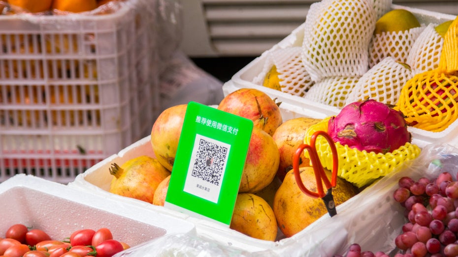 Selbst die Produkte auf dem Markt am Straßenrand werden in China mithilfe von QR-Codes bezahlt. (Shutterstock /Pixeljoy) Wie Corona dem QR-Code zu einem Comeback verhilft