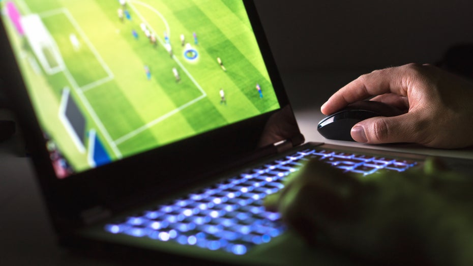 Laptops und Leistungssport gehören immer mehr zusammen. (Foto: Tero Vesalainen / Shutterstock) Sensoren, Big Data und KI: Macht die Datenflut den Sport wirklich besser?