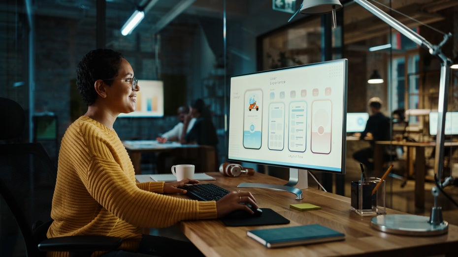 Digitalisierung entsteht nicht durch eine neue Website oder App – sie geht einher mit sich verändernden Unternehmensstrukturen und Arbeitsweisen. (Abbildung: Shutterstock / Gorodenkoff) Produktentwicklung: Von der User-Experience zur Business-Experience
