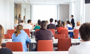 Aus eigener Kraft: Die ersten Unternehmen versuchen sich am Re-Skilling