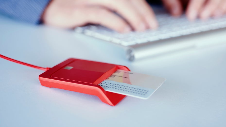 Unser Kolumnist Markus Beckedahl will sich einfach nur digital ausweisen können. So einfach ist das aber gar nicht.(Abbildung: Shutterstock / nito) Ausweis, bitte: Der digitale Perso muss besser werden!
