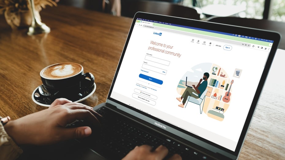 Linkedin gehört seit 2016 zu Microsoft. (Foto: Thaspol Sangsee / Shutterstock) Linkedin geschickt bespielen: Mit diesen KI-Prompts verbesserst du Profil und Inhalte