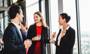 Firmenfeier mit Tücken: Wenn Arbeits– und Privatleben kollidieren