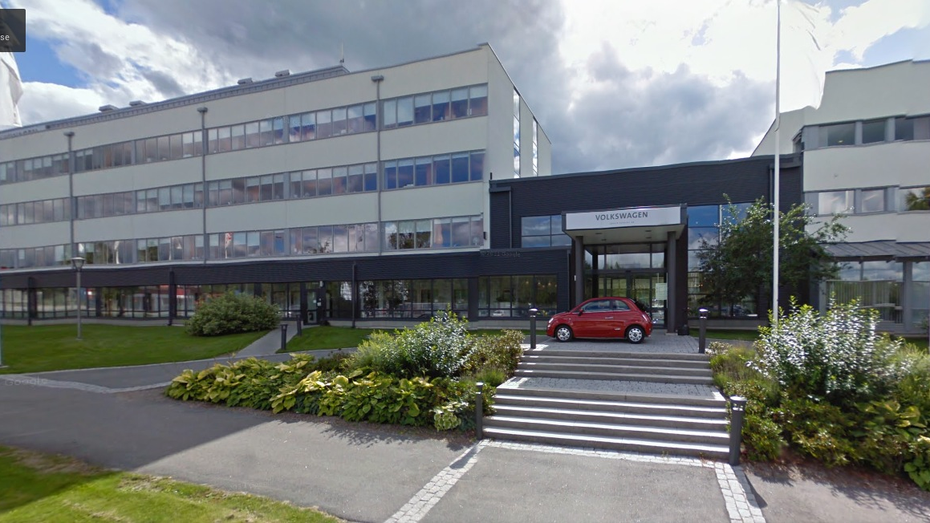 Google-Street-View-Photobombs lassen sich vorzüglich für das eigene Marketing nutzen. Das zumindest dachte sich ein Fiat-Mitarbeiter, der sein Fahrzeug einfach vor der Firmenzentrale des Konkurrenten Volkswagen parkte.