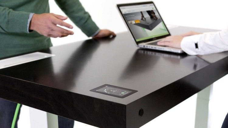 Arbeiten sowohl im Stehen als auch im Sitzen ermöglicht der Stir Kinetic Desk. (Foto: Stir)