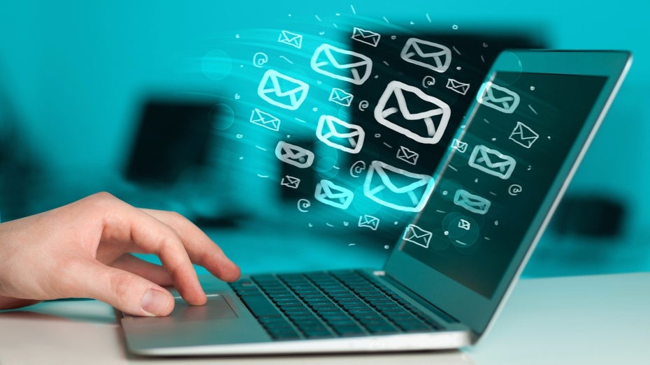 Hacker:innen greifen wichtige E-Mails ab. (Grafik: Shutterstock / ra2studio) Hacker E-Mails