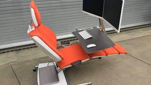 An diesem Schreibtisch kannst du bequem auch im Liegen arbeiten