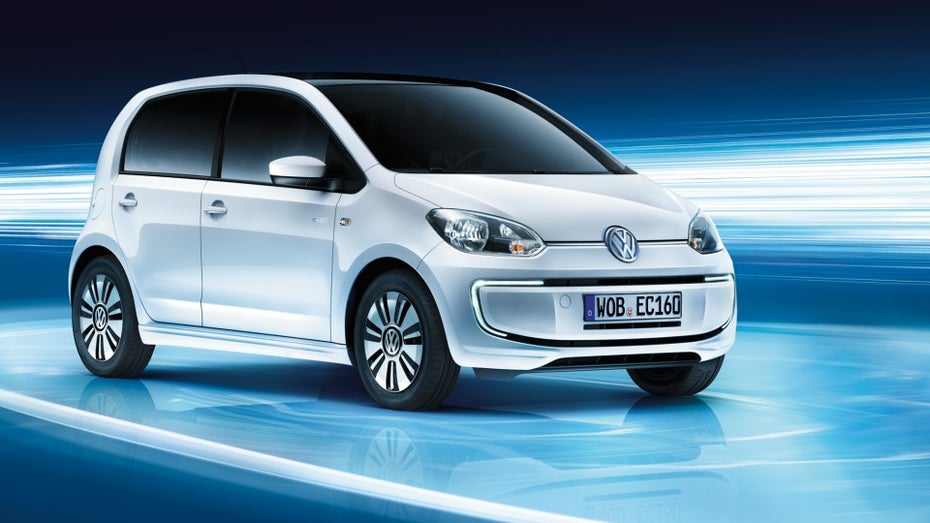 Klein und flink ist der Cityhopper E-Up. Mit seinem Preis von über 25.000 Euro ist das Modell aber um einiges teurer als der Einstiegspreis des normalen Up. Mit einem 82-PS-Motor ist der Wagen jedoch auch stärker ausgerüstet – aber für einen Kleinstwagen bleibt der Preis äußerst happig. (Foto: VW)