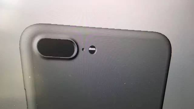 Auf diesen geleakten CAD-Skizzen soll das iPhone 7 zu sehen sein – das Plus oder Pro-Modell könnte tatsächlich eine Dual-Kamera besitzen. (Bild: Nowhereelse)