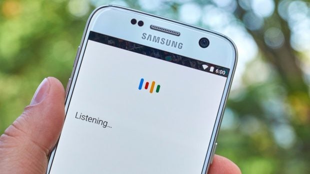 Google Now und die Sprachsuche sind nun ein Teil des Google Assistant. (Foto: dennizn / Shutterstock.com)