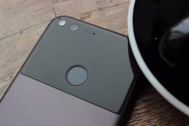 Das Google Pixel (XL) ist hervorragend verarbeitet. (Foto: t3n)