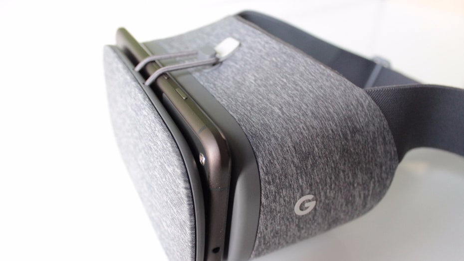 Sandwich: das Pixel XL wird zwischen Klappe und Daydream-View-Gehäuse geklemmt. (Foto: t3n)