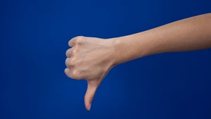 Fluchende Chatbots, Nackt-Deepfakes und KI-Bücher: Die skurrilsten KI-Flops des Jahres 2024