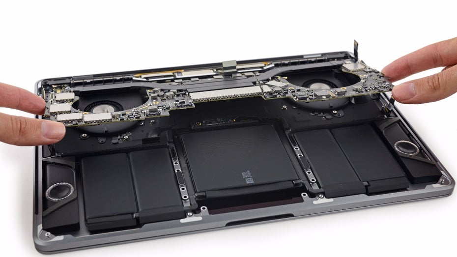 Das Macbook Pro mit Touch-Bar aufgeschraubt. (Foto: iFixit) 