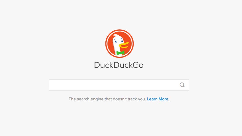 Wenn eine Suchmaschine von den PRISM-Enthüllungen profitieren konnte, dann ist es Duckduckgo. Noch immer gehen die Nutzerzahlen der US-amerikanischen Suchmaschine stark nach oben. Das liegt an dem Versprechen des Anbieters, keinerlei Nutzerdaten anzusammeln. Über Duckduckgo könnt ihr nicht nur nach Websites suchen, sondern auch nach Bildern und Videos im Internet fahnden. (Screenshot: Duckduckgo/t3n)