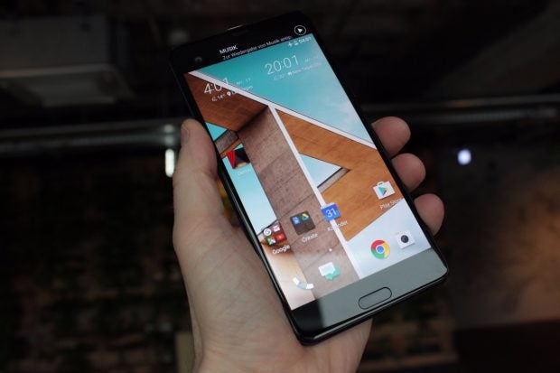 Das HTC U Ultra besitzt wie das HTC 10 einen Homebutton mit Fingerabdruckleser. Neu hingegen is das zweite Display. (Foto: t3n)