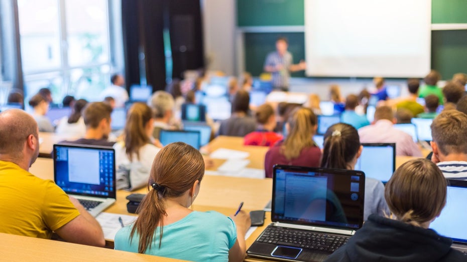Für Studierende gibt es zahlreiche Vergünstigungen bei Hard- und Software. (Foto: Shutterstock / Matej Kastelic) Technik für den Unialltag: So sparen Studenten bei Hard- und Software richtig Geld