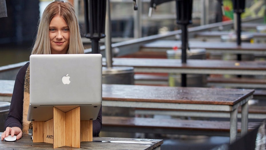 Ergonomie für unterwegs: Dieser Macbook-Ständer nimmt kaum Platz weg