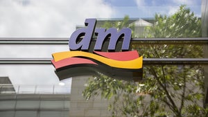 Digitalisierung im Drogeriemarkt: Darum schenkt DM allen Mitarbeitern Smartphones Digitalisierung im Drogeriemarkt: Darum schenkt DM allen Mitarbeitern Smartphones