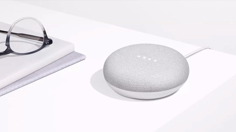 Google Home Mini. (Bild: Google) Siri, Alexa, Assistant oder Cortana – wer sind die klügsten Sprachassistenten im Land?