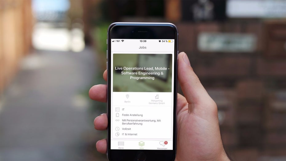 Jobsuche: Die kostenlose Truffls-App für iOS und Android ist ein Tinder für Bewerber. Wer auf der Suche nach einem interessanten Job ist und fündig wird, swipt einfach nach rechts und schickt einen Lebenslauf ab. Antwortet das Unternehmen, kommt es zum Match. (Grafik: t3n / dunnnk)