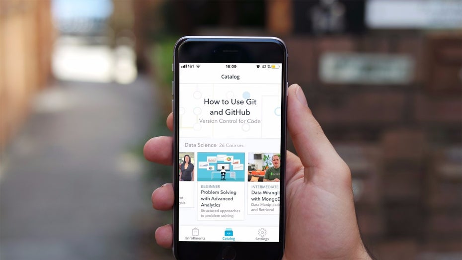 Weiterbildung: Die Udacity-App ist eine kostenlose Online-Akademie für iOS und Android. Zusammen mit Partnern wie Google und Salesforce werden Kurse entwickelt, die klassische Bildung mit technischen Berufsfähigkeiten verbinden sollen. (Grafik: t3n / dunnnk)