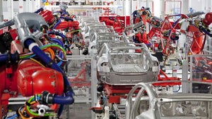 Von Roboter bewusstlos geschlagen? Fabrikarbeiter verklagt Tesla auf 51 Millionen Dollar Von Roboter bewusstlos geschlagen? Fabrikarbeiter verklagt Tesla auf 51 Millionen Dollar