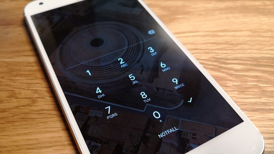 Smartphone stets mit PIN und Fingerabdrucksensor sichern:Auch wenn es vielleicht bequemer ist, keinen PIN-Code (besser nicht vier-, sondern sechsstellig) oder kein Entsperrmuster (nicht sonderlich sicher, aber besser als überhaupt keine Sicherung) anzulegen: Macht es! Denn jede noch so kleine Hürde hindert unbefugte Dritte daran, auf euer Gerät zuzugreifen. Ideal ist es natürlich, nicht nur 1234 oder 1111 als Pin zu nutzen. Erst nach der erfolgreichen Eingabe des Codes wird euch Zugriff auf alle Daten und die Smartphone-Funktionen gewährt. Falls euer Smartphone einen Fingerabdrucksensor an Bord hat, solltet ihr den verwenden. Der Fingerabdruck verlässt in der Regel nicht das Smartphone, sondern wird nur lokal auf dem Gerät gespeichert. Das gilt sowohl für Android-Geräte als auch für iPhones.  (Foto: t3n)