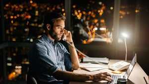 Überstunden: Wenn diese Klausel im Arbeitsvertrag steht, kannst du klagen