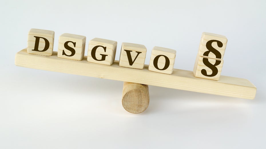 Auf der Kippe: Die DSGVO genießt nach wie vor nicht den besten Ruf. (Foto: Gabor Tinz/Shutterstock) Bürokratiemonster oder Vorbild – was haben 4 Jahre DSGVO gebracht?