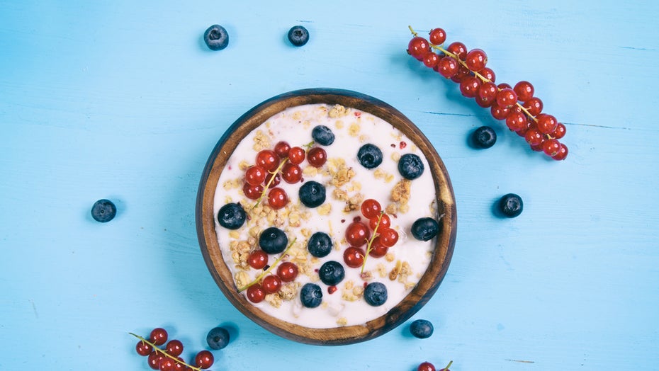 Frischer Naturjoghurt unterstützt die Verdauung. Joghurt enthält viel Kalzium und wirkt durch aktive Milchsäurebakterien probiotisch. Das stärkt die Darmflora und das Immunsystem. Sogar mit einer leichten Laktoseintoleranz verträgt man Joghurt meist noch ganz gut. Wer mag, kann noch Früchte oder Haferflocken dazugeben. (Foto: Shutterstock)