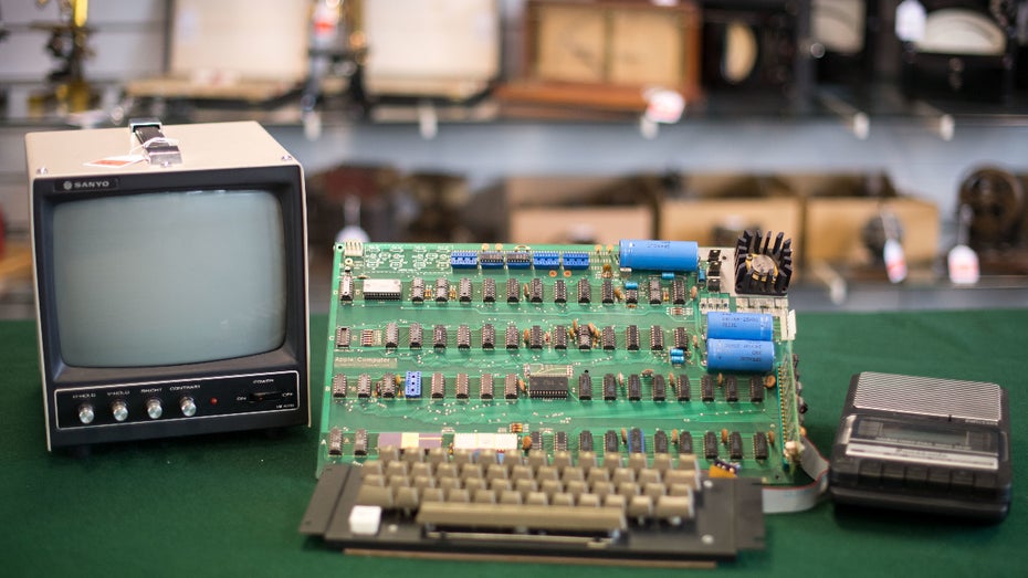 Ein Apple-I-Computer  von 1976, aufgenommen am 12.05.2017 im Auktionshaus Breker in Köln. Foto: Marius Becker/dpa