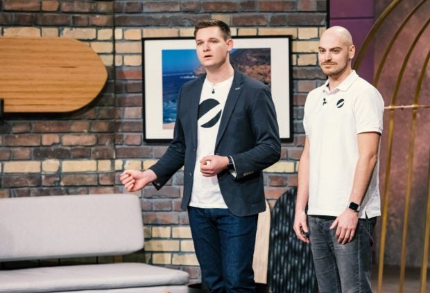 Patrick Walter und Dominic Strobel von Yogaboard. Foto: MG RTL D / Bernd Michael Maurer)