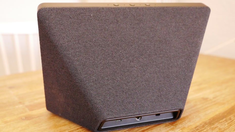 Das Gehäuse des neuen Echo Show ist mit einem Textilüberzug versehen.  (Foto: t3n)