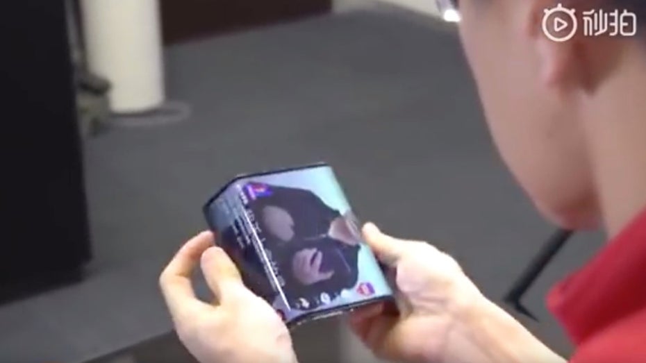 Faltbares Smartphone von Xiaomi. (Screenshot: Youtube, Weibo, Xiaomi/t3n)