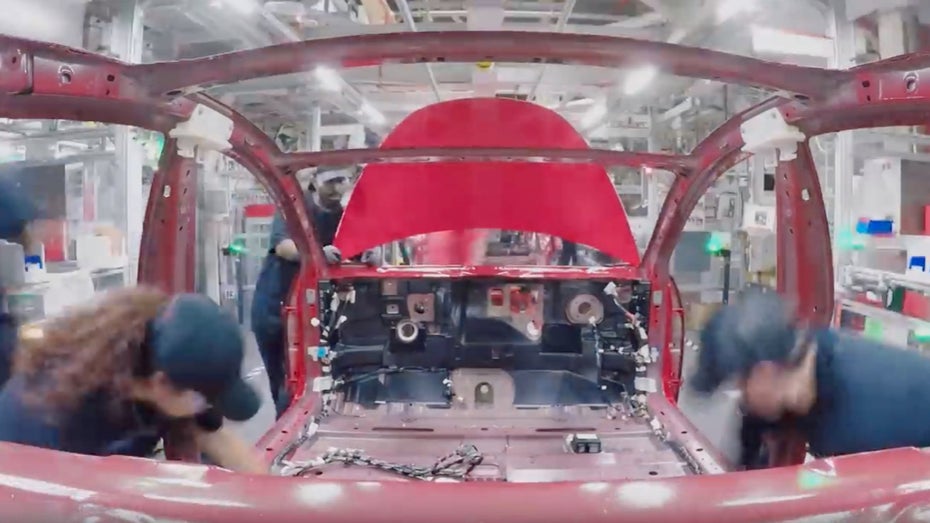 Dieses Video zeigt, wie ein Model 3 bei Tesla gefertigt wird