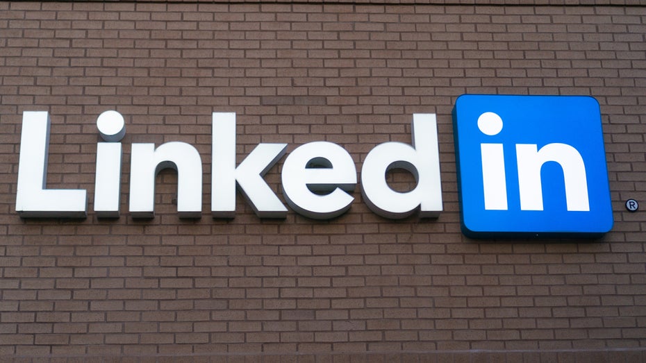 Das neue Analytics-Update von LinkedIn bietet tiefere Einblicke in die Wirkung von Beiträgen. (Foto: Asif Islam / Shutterstock.com) Linkedin Analytics liefert jetzt mehr Daten: Wie ihr damit eure Content-Strategie verbessert