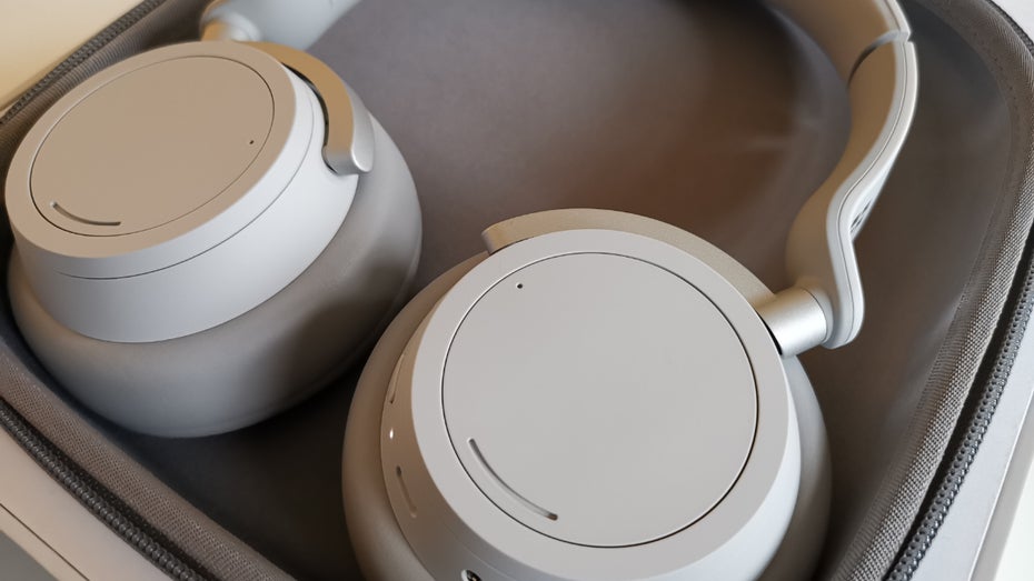 Die Microsoft Surface Headphones kommen mit Transportschale, USB- und Audio-Kabel. (Foto: t3n)