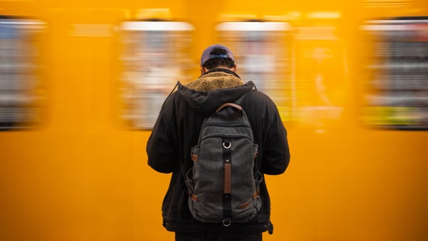 Finanztest sagt: „Monats- oder Jahres­fahr­karten, die der Arbeit­geber beim örtlichen Verkehrsunternehmen vergüns­tigt erwirbt und unentgeltlich oder verbilligt an seine Mitarbeiter weitergibt, müssen nicht als Arbeits­lohn versteuert werden. Der Vorteil blieb bis Ende 2018 nur steuer- und sozial­abgabenfrei, wenn monatlich die Frei­grenze von 44 Euro nicht überschritten wurde. Vorsicht: Auch andere Sachbezüge zählten dabei mit. Das wurde zu Jahresbeginn 2019 geändert. Seitdem können Sachbezüge, etwa Essens­gutscheine, zusätzlich zum Jobti­cket steuerfrei ausgegeben werden.“ (Foto: dpa)